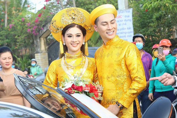 Sao Việt thay váy cưới như chạy show: Đàm Thu Trang đổi liền 3 bộ nhưng còn có người thay liền 5 bộ chỉ trong 1 ngày - Ảnh 15. Sao Việt thay váy cưới như chạy show: Đàm Thu Trang đổi liền 3 bộ nhưng còn có người thay liền 5 bộ chỉ trong 1 ngày - Ảnh 15.