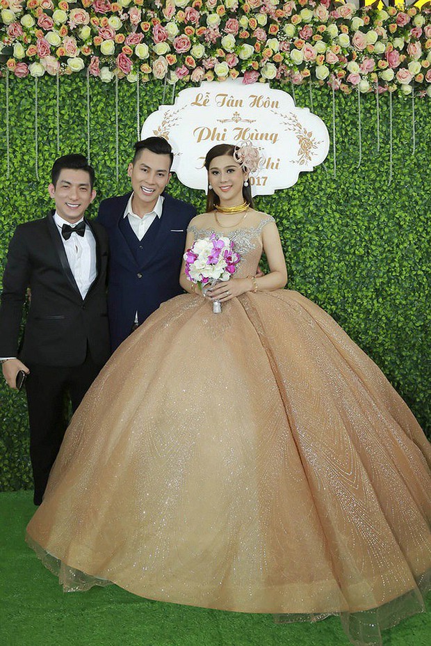 Sao Việt thay váy cưới như chạy show: Đàm Thu Trang đổi liền 3 bộ nhưng còn có người thay liền 5 bộ chỉ trong 1 ngày - Ảnh 17. Sao Việt thay váy cưới như chạy show: Đàm Thu Trang đổi liền 3 bộ nhưng còn có người thay liền 5 bộ chỉ trong 1 ngày - Ảnh 17.