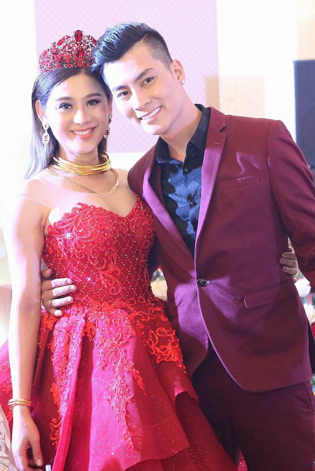 Sao Việt thay váy cưới như chạy show: Đàm Thu Trang đổi liền 3 bộ nhưng còn có người thay liền 5 bộ chỉ trong 1 ngày - Ảnh 19. Sao Việt thay váy cưới như chạy show: Đàm Thu Trang đổi liền 3 bộ nhưng còn có người thay liền 5 bộ chỉ trong 1 ngày - Ảnh 19.