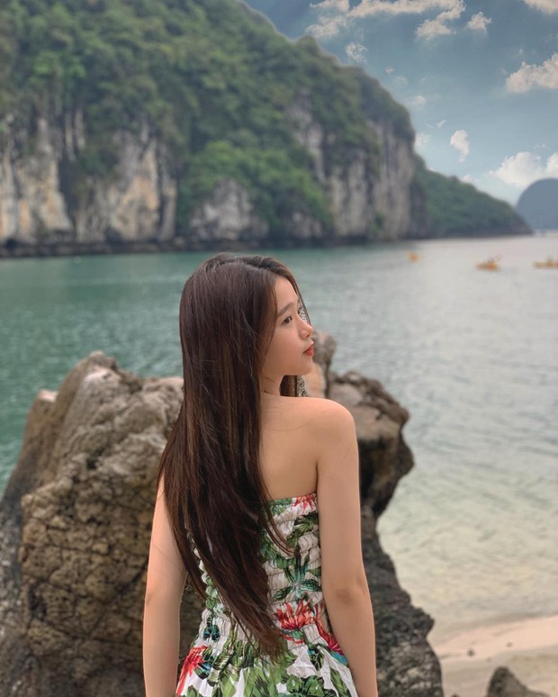 Du lịch tréo ngoe như Linh Ka: Ở du thuyền cực sang nhưng cả chuyến đi đăng ảnh mặc... đúng 1 chiếc áo - Ảnh 9. Du lịch tréo ngoe như Linh Ka: Ở du thuyền cực sang nhưng cả chuyến đi đăng ảnh mặc... đúng 1 chiếc áo - Ảnh 9.