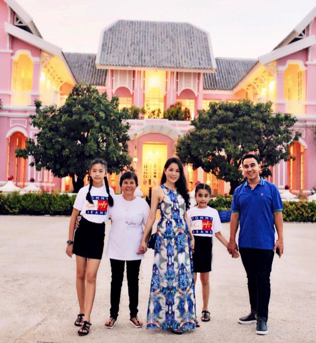 Bằng một “nghi thức” thời trang, gia đình MC Quyền Linh đã lan tỏa “virus hạnh phúc”, ai ngắm cũng thấy vui lây - Ảnh 2. Bằng một “nghi thức” thời trang, gia đình MC Quyền Linh đã lan tỏa “virus hạnh phúc”, ai ngắm cũng thấy vui lây - Ảnh 2.