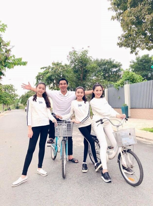 Bằng một “nghi thức” thời trang, gia đình MC Quyền Linh đã lan tỏa “virus hạnh phúc”, ai ngắm cũng thấy vui lây - Ảnh 3. Bằng một “nghi thức” thời trang, gia đình MC Quyền Linh đã lan tỏa “virus hạnh phúc”, ai ngắm cũng thấy vui lây - Ảnh 3.