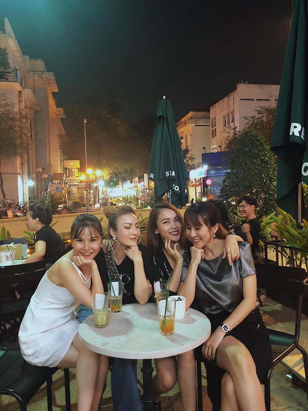 Hội chị em Mây Trắng: Người ly hôn, người mới cưới, người còn độc thân nhưng cứ gặp nhau là lên đồ chất khỏi bàn - Ảnh 22. Hội chị em Mây Trắng: Người ly hôn, người mới cưới, người còn độc thân nhưng cứ gặp nhau là lên đồ chất khỏi bàn - Ảnh 22.