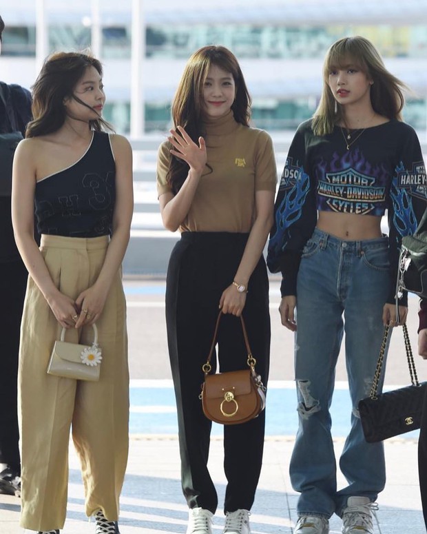 Đẳng cấp vòng eo 51cm của Lisa: dùng băng đô làm thắt lưng vẫn vừa, eo bé tẹo nhưng stylist sửa đồ đỉnh cao chẳng lộ vết tích - Ảnh 6.