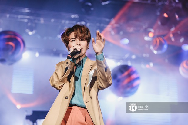 Vũ Cát Tường đem tiểu tinh cầu lên sân khấu liveshow đầy hoành tráng, lần đầu hát live ca khúc mới toanh chiêu đãi khán giả Hà Nội - Ảnh 14.