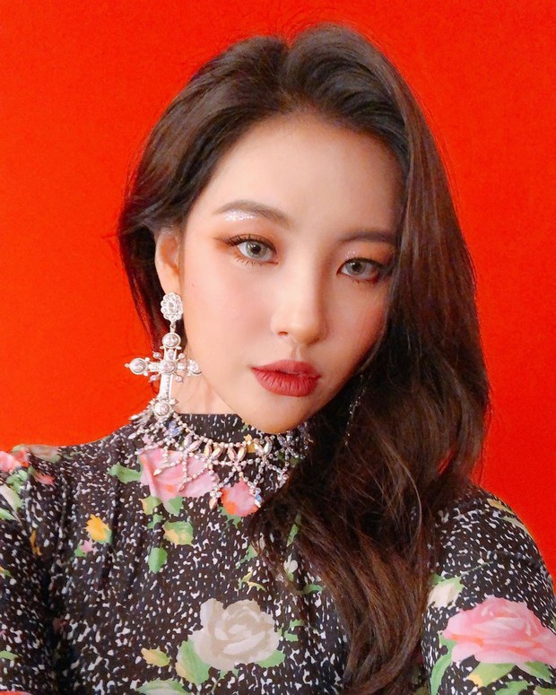 Idol Hàn đeo lens sáng màu: xuất sắc có Irene, Jennie... còn giống ma sói nhất là Hwasa, Hyuna - Ảnh 7.