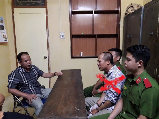 Phút đối mặt với phó Giám đốc Công an TP Hà Nội của gã anh ruột truy sát cả nhà em trai: “Tôi có tội lớn, tôi ân hận lắm rồi” - Ảnh 2. Phút đối mặt với phó Giám đốc Công an TP Hà Nội của gã anh ruột truy sát cả nhà em trai: “Tôi có tội lớn, tôi ân hận lắm rồi” - Ảnh 2.