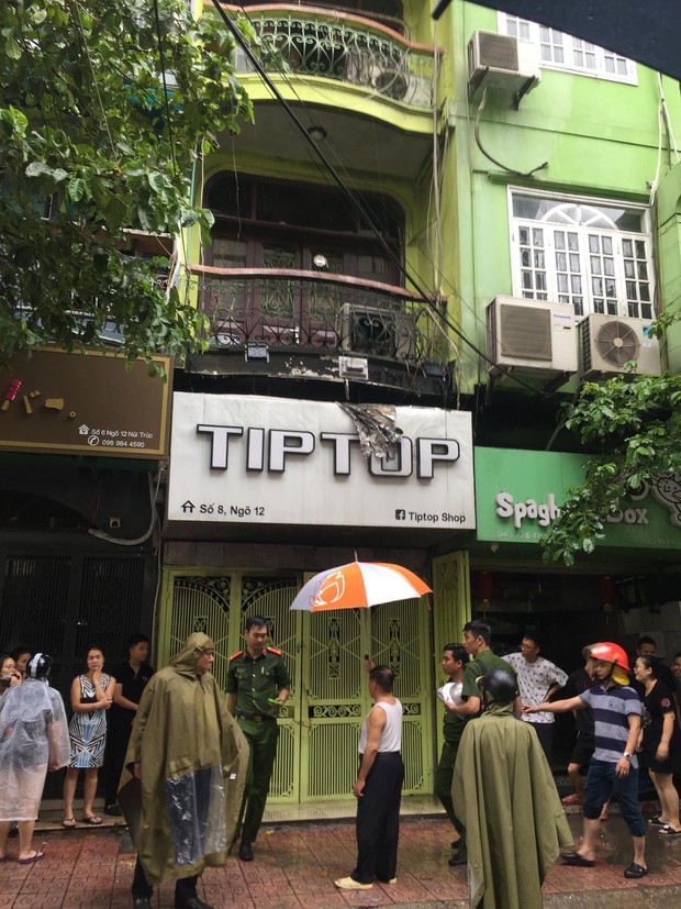 Hà Nội: Cháy lớn tại căn nhà 5 tầng trên phố Núi Trúc, nam thanh niên 17 tuổi mắc kẹt được giải cứu kịp thời - Ảnh 6. Hà Nội: Cháy lớn tại căn nhà 5 tầng trên phố Núi Trúc, nam thanh niên 17 tuổi mắc kẹt được giải cứu kịp thời - Ảnh 6.