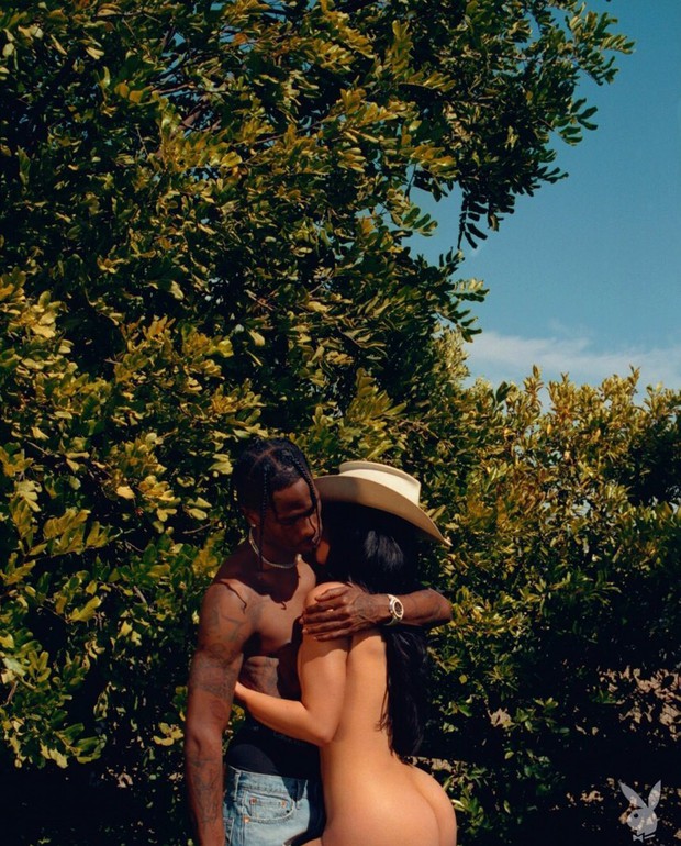 Ngày nảy ngày nay, Kylie Jenner nude 100% ôm chồng dưới tán cây, nhìn thấy vòng 3 mà nóng bỏng tay - Ảnh 1. Ngày nảy ngày nay, Kylie Jenner nude 100% ôm chồng dưới tán cây, nhìn thấy vòng 3 mà nóng bỏng tay - Ảnh 1.