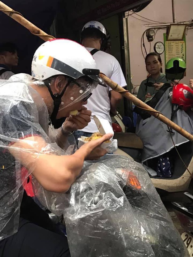 Hà Nội ùn tắc khắp nơi, nhiều nhân viên công sở tranh thủ giải quyết bữa sáng khi phải chôn chân giữa mưa - Ảnh 5.