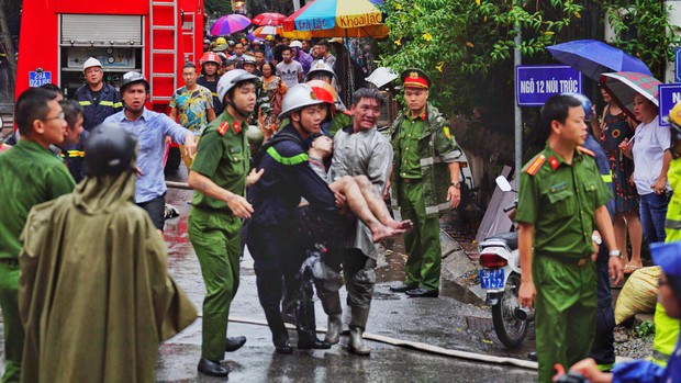 Hà Nội: Cháy lớn tại căn nhà 5 tầng trên phố Núi Trúc, nam thanh niên 17 tuổi mắc kẹt được giải cứu kịp thời - Ảnh 5. Hà Nội: Cháy lớn tại căn nhà 5 tầng trên phố Núi Trúc, nam thanh niên 17 tuổi mắc kẹt được giải cứu kịp thời - Ảnh 5.