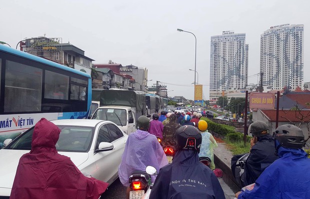 Hà Nội ùn tắc khắp nơi, nhiều nhân viên công sở tranh thủ giải quyết bữa sáng khi phải chôn chân giữa mưa - Ảnh 12.