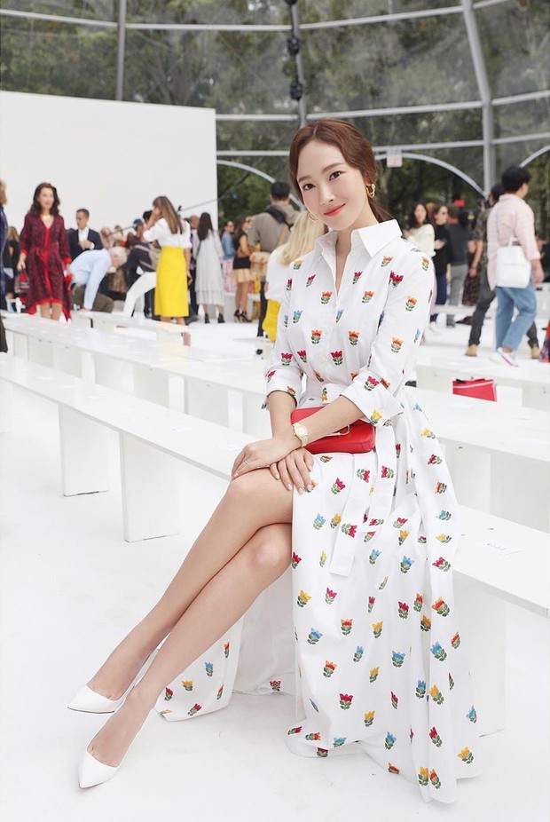 Dự NYFW: Jessica đẹp thanh nhã, chân dài miên man trong ảnh tự đăng nhưng ảnh phóng viên quốc tế chụp lại quá khác - Ảnh 1.