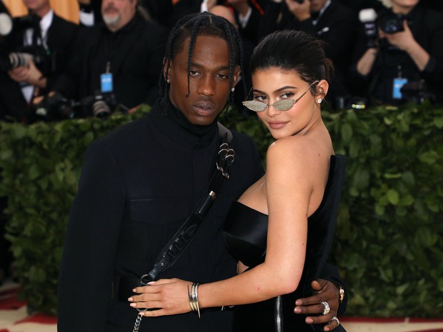Ngày nảy ngày nay, Kylie Jenner nude 100% ôm chồng dưới tán cây, nhìn thấy vòng 3 mà nóng bỏng tay - Ảnh 3. Ngày nảy ngày nay, Kylie Jenner nude 100% ôm chồng dưới tán cây, nhìn thấy vòng 3 mà nóng bỏng tay - Ảnh 3.