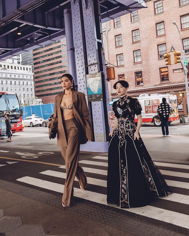 Bất ngờ khi Minh Tú cùng hội thích mặc đẹp khuấy đảo street style tại Tuần lễ thời trang New York - Ảnh 1.