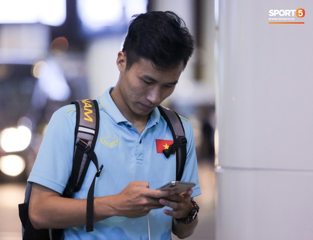 Thủ môn U22 Việt Nam được bạn gái đón ngay tại sân bay sau khi trở về từ trận thắng U22 Trung Quốc - Ảnh 9. Thủ môn U22 Việt Nam được bạn gái đón ngay tại sân bay sau khi trở về từ trận thắng U22 Trung Quốc - Ảnh 9.