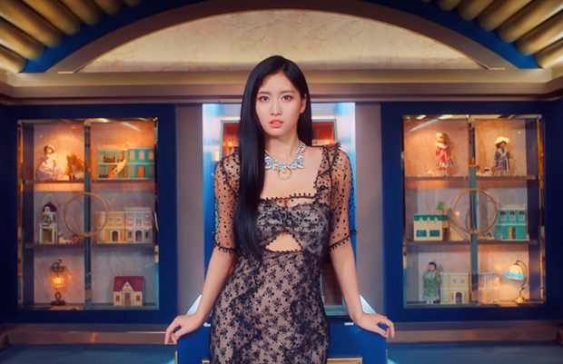 1 nữ idol Kpop bỗng hot đến mức vượt mặt iPhone lên top trend toàn cầu, đến ông trùm kinh doanh nổi tiếng phải tò mò - Ảnh 1. 1 nữ idol Kpop bỗng hot đến mức vượt mặt iPhone lên top trend toàn cầu, đến ông trùm kinh doanh nổi tiếng phải tò mò - Ảnh 1.