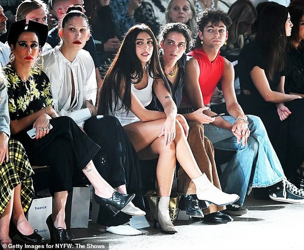 Madonna's daughter stands out in the center of the front row of the fashion show, sizzling with beauty and body - Photo 2.