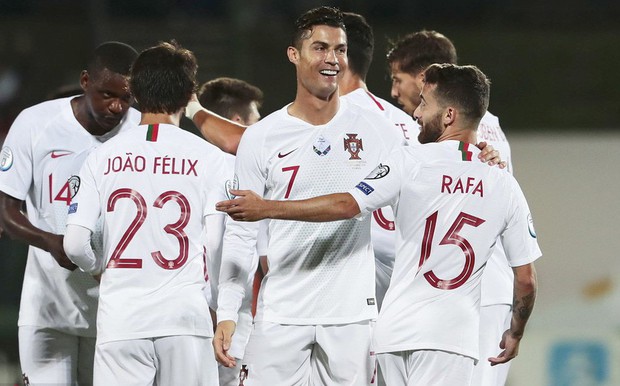 Đáng yêu hết nấc hinh ảnh các thiên thần nhỏ của Ronaldo ăn mừng khi cha ghi bàn, khoảnh khắc hẳn sẽ khiến Messi phải chạnh lòng - Ảnh 3. Đáng yêu hết nấc hinh ảnh các thiên thần nhỏ của Ronaldo ăn mừng khi cha ghi bàn, khoảnh khắc hẳn sẽ khiến Messi phải chạnh lòng - Ảnh 3.