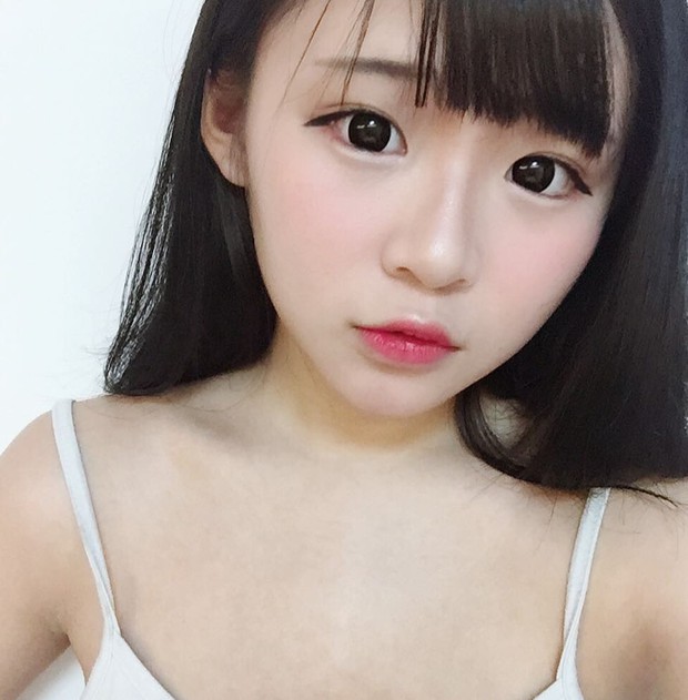 Bị chụp lén lúc thử giày, girl xinh ngực khủng được cư dân mạng truy lùng vì quá nóng bỏng - Ảnh 2. Bị chụp lén lúc thử giày, girl xinh ngực khủng được cư dân mạng truy lùng vì quá nóng bỏng - Ảnh 2.