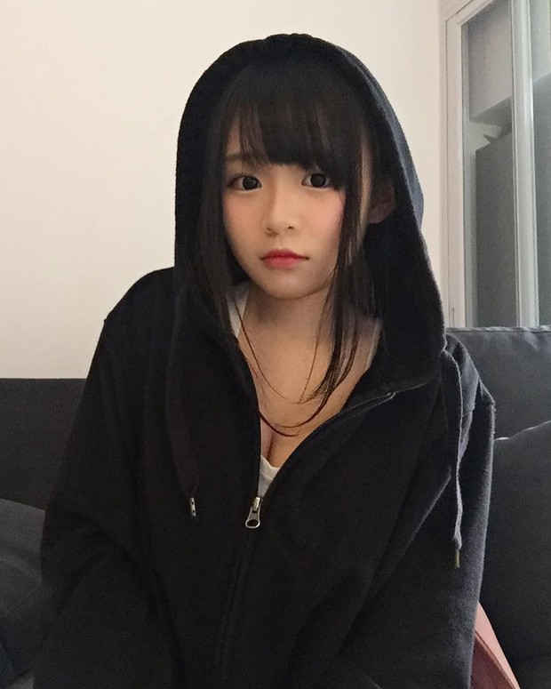 Bị chụp lén lúc thử giày, girl xinh ngực khủng được cư dân mạng truy lùng vì quá nóng bỏng - Ảnh 4. Bị chụp lén lúc thử giày, girl xinh ngực khủng được cư dân mạng truy lùng vì quá nóng bỏng - Ảnh 4.
