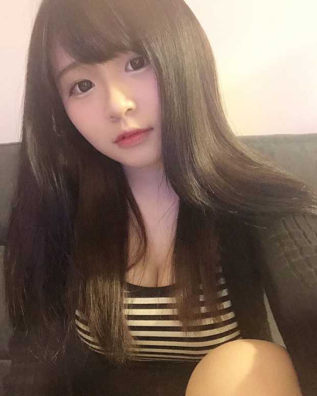 Bị chụp lén lúc thử giày, girl xinh ngực khủng được cư dân mạng truy lùng vì quá nóng bỏng - Ảnh 3. Bị chụp lén lúc thử giày, girl xinh ngực khủng được cư dân mạng truy lùng vì quá nóng bỏng - Ảnh 3.