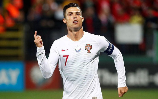 Đáng yêu hết nấc hinh ảnh các thiên thần nhỏ của Ronaldo ăn mừng khi cha ghi bàn, khoảnh khắc hẳn sẽ khiến Messi phải chạnh lòng - Ảnh 2. Đáng yêu hết nấc hinh ảnh các thiên thần nhỏ của Ronaldo ăn mừng khi cha ghi bàn, khoảnh khắc hẳn sẽ khiến Messi phải chạnh lòng - Ảnh 2.