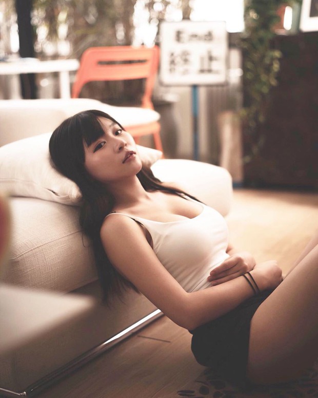 Bị chụp lén lúc thử giày, girl xinh ngực khủng được cư dân mạng truy lùng vì quá nóng bỏng - Ảnh 5. Bị chụp lén lúc thử giày, girl xinh ngực khủng được cư dân mạng truy lùng vì quá nóng bỏng - Ảnh 5.