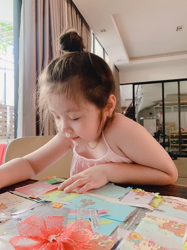 Những nhóc tỳ Vbiz nói tiếng Anh như gió: Con trai Đan Trường 2 tuổi biết 4 thứ tiếng, Subeo đỉnh đến mức mẹ ngỡ ngàng - Ảnh 10. Những nhóc tỳ Vbiz nói tiếng Anh như gió: Con trai Đan Trường 2 tuổi biết 4 thứ tiếng, Subeo đỉnh đến mức mẹ ngỡ ngàng - Ảnh 10.