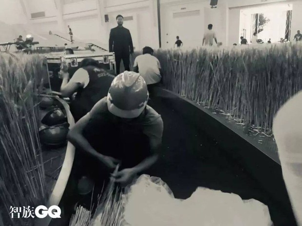 Tạp chí tiết lộ 1001 bí mật của Cbiz trong sự kiện lớn: Sao nam khai gian chiều cao, sao nữ ném váy 260 triệu vào bồn cầu - Ảnh 2. Tạp chí tiết lộ 1001 bí mật của Cbiz trong sự kiện lớn: Sao nam khai gian chiều cao, sao nữ ném váy 260 triệu vào bồn cầu - Ảnh 2.