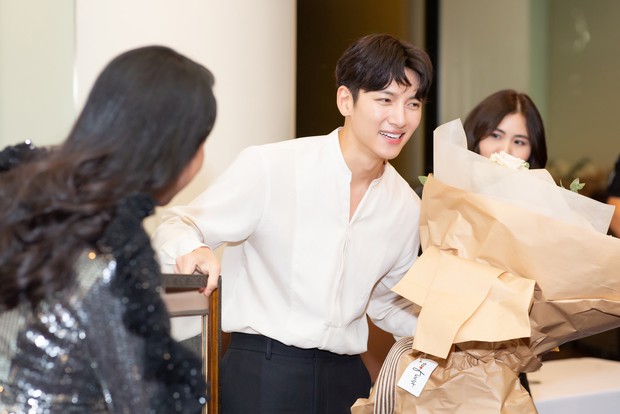 Diệp Lâm Anh chính thức lên tiếng về sự kiện Ji Chang Wook bị huỷ, hé lộ loạt ảnh cuộc gặp gỡ 15 phút với tài tử Hàn - Ảnh 2. Diệp Lâm Anh chính thức lên tiếng về sự kiện Ji Chang Wook bị huỷ, hé lộ loạt ảnh cuộc gặp gỡ 15 phút với tài tử Hàn - Ảnh 2.