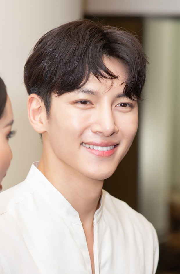 Diệp Lâm Anh chính thức lên tiếng về sự kiện Ji Chang Wook bị huỷ, hé lộ loạt ảnh cuộc gặp gỡ 15 phút với tài tử Hàn - Ảnh 3. Diệp Lâm Anh chính thức lên tiếng về sự kiện Ji Chang Wook bị huỷ, hé lộ loạt ảnh cuộc gặp gỡ 15 phút với tài tử Hàn - Ảnh 3.