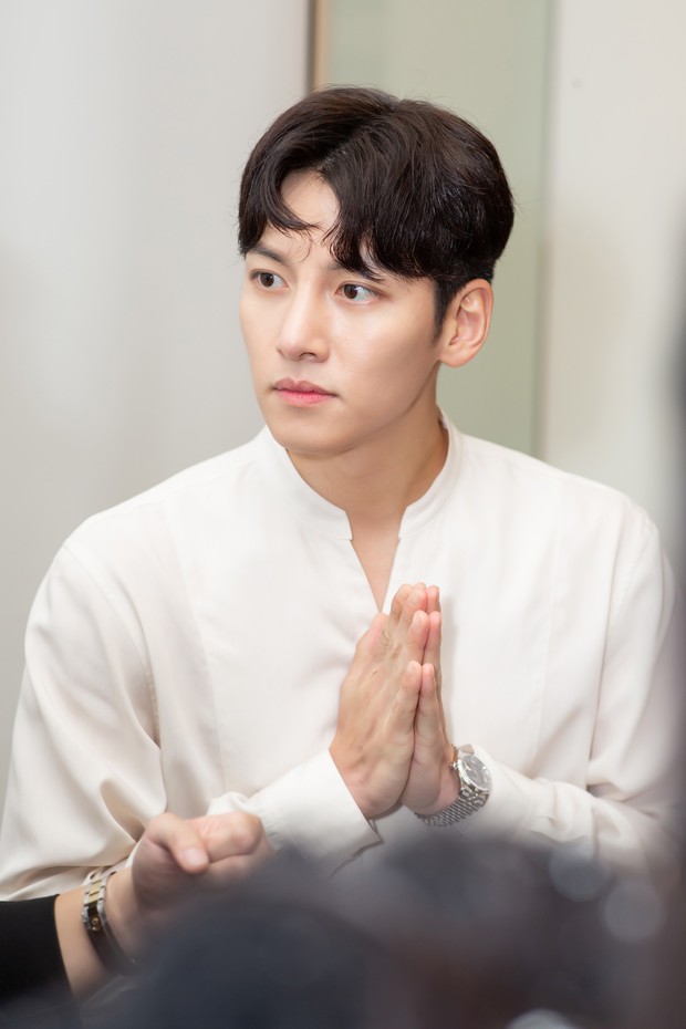 Diệp Lâm Anh chính thức lên tiếng về sự kiện Ji Chang Wook bị huỷ, hé lộ loạt ảnh cuộc gặp gỡ 15 phút với tài tử Hàn - Ảnh 5. Diệp Lâm Anh chính thức lên tiếng về sự kiện Ji Chang Wook bị huỷ, hé lộ loạt ảnh cuộc gặp gỡ 15 phút với tài tử Hàn - Ảnh 5.