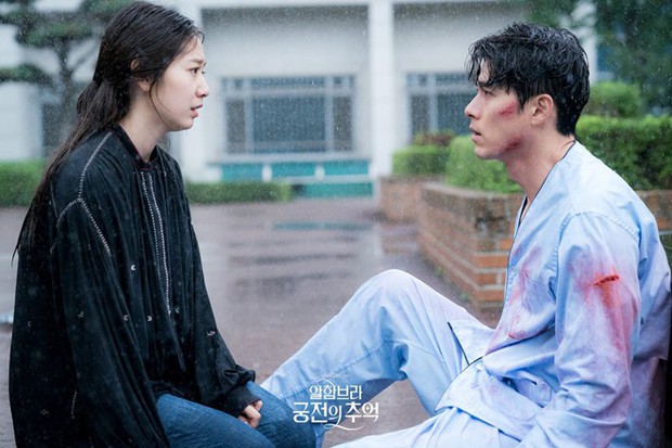 Ảnh cũ hot lại: Hyun Bin bị tóm sống nhìn Park Shin Hye đắm đuối ở hậu trường Hồi Ức Alhambra? - Ảnh 5.