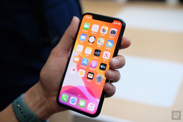 Cận cảnh iPhone 11 Pro và 11 Pro Max: Mặt lưng kính mờ, cụm camera lạ lẫm, không thực sự nhiều cải tiến - Ảnh 3.