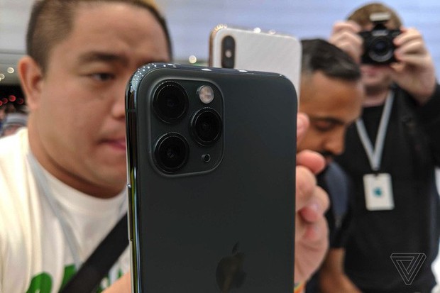 Cận cảnh iPhone 11 Pro và 11 Pro Max: Mặt lưng kính mờ, cụm camera lạ lẫm, không thực sự nhiều cải tiến - Ảnh 5.