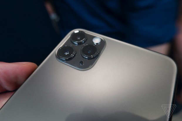 Cận cảnh iPhone 11 Pro và 11 Pro Max: Mặt lưng kính mờ, cụm camera lạ lẫm, không thực sự nhiều cải tiến - Ảnh 6.