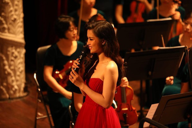Đông Nhi gây bất ngờ với màn trình diễn bên dàn nhạc giao hưởng hoành tráng làm mới loạt hit - Ảnh 2. Đông Nhi gây bất ngờ với màn trình diễn bên dàn nhạc giao hưởng hoành tráng làm mới loạt hit - Ảnh 2.