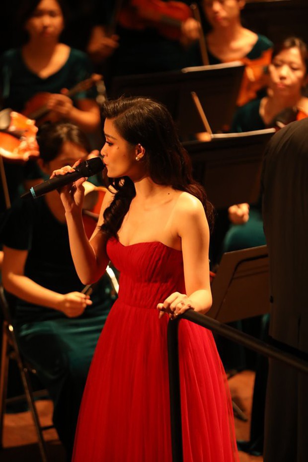 Đông Nhi gây bất ngờ với màn trình diễn bên dàn nhạc giao hưởng hoành tráng làm mới loạt hit - Ảnh 3. Đông Nhi gây bất ngờ với màn trình diễn bên dàn nhạc giao hưởng hoành tráng làm mới loạt hit - Ảnh 3.