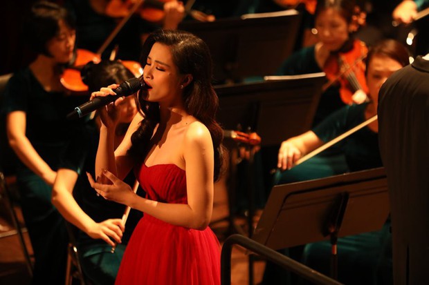 Đông Nhi gây bất ngờ với màn trình diễn bên dàn nhạc giao hưởng hoành tráng làm mới loạt hit - Ảnh 4. Đông Nhi gây bất ngờ với màn trình diễn bên dàn nhạc giao hưởng hoành tráng làm mới loạt hit - Ảnh 4.