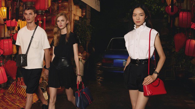 NYFW: Chân dài Trung Quốc ngã dúi dụi 2 lần trong 1 phút trên sàn catwalk - Ảnh 4. NYFW: Chân dài Trung Quốc ngã dúi dụi 2 lần trong 1 phút trên sàn catwalk - Ảnh 4.