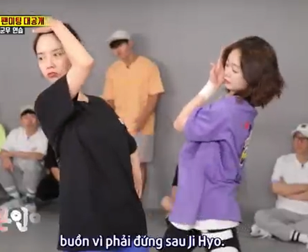 Ai cà khịa hay như Kim Jong Kook: Trông Jeon So Min có vẻ buồn vì đứng sau Song Ji Hyo - Ảnh 3. Ai cà khịa hay như Kim Jong Kook: Trông Jeon So Min có vẻ buồn vì đứng sau Song Ji Hyo - Ảnh 3.