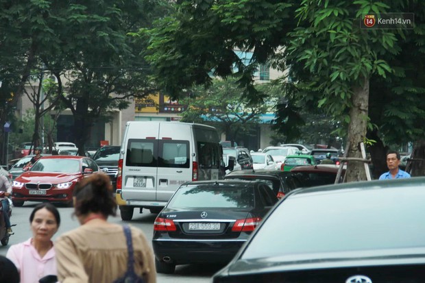 Ông Phiến thất thần trong buổi thực nghiệm lần 3 vụ bé trai trường Gateway tử vong trên xe đưa đón - Ảnh 9. Ông Phiến thất thần trong buổi thực nghiệm lần 3 vụ bé trai trường Gateway tử vong trên xe đưa đón - Ảnh 9.