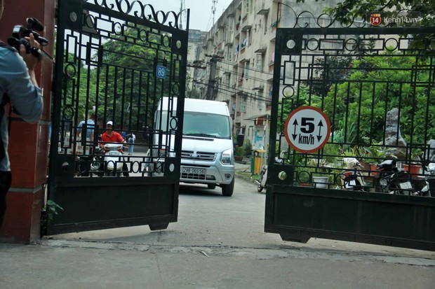 Ông Phiến thất thần trong buổi thực nghiệm lần 3 vụ bé trai trường Gateway tử vong trên xe đưa đón - Ảnh 7. Ông Phiến thất thần trong buổi thực nghiệm lần 3 vụ bé trai trường Gateway tử vong trên xe đưa đón - Ảnh 7.