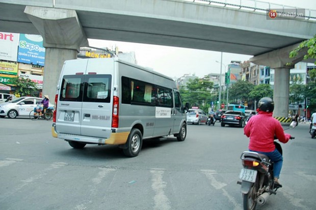 Ông Phiến thất thần trong buổi thực nghiệm lần 3 vụ bé trai trường Gateway tử vong trên xe đưa đón - Ảnh 8. Ông Phiến thất thần trong buổi thực nghiệm lần 3 vụ bé trai trường Gateway tử vong trên xe đưa đón - Ảnh 8.