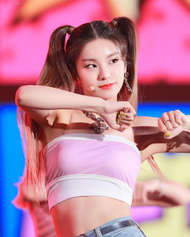 Crop top một gang tay có gì hot khiến Black Pink, Red Velvet, Mamamoo, Itzy diện rần rần? - Ảnh 7.