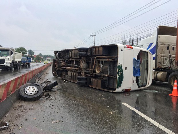 Kinh hoàng cảnh tượng xe khách văng bánh, lật nhào, 26 hành khách kêu cứu - Ảnh 1. Kinh hoàng cảnh tượng xe khách văng bánh, lật nhào, 26 hành khách kêu cứu - Ảnh 1.