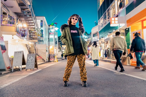 Bạn có thể bắt gặp rất nhiều bạn trẻ với phong cách thời trang ấn tượng như thế này trên đường phố Harajuku (Ảnh: Unsplash).