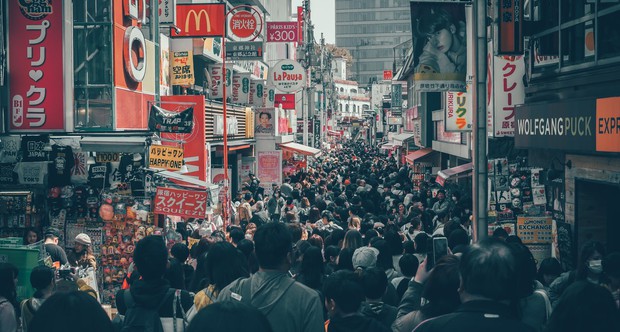 Dòng người dài miên man trên những con phố mua sắm nổi tiếng ở Harajuku.