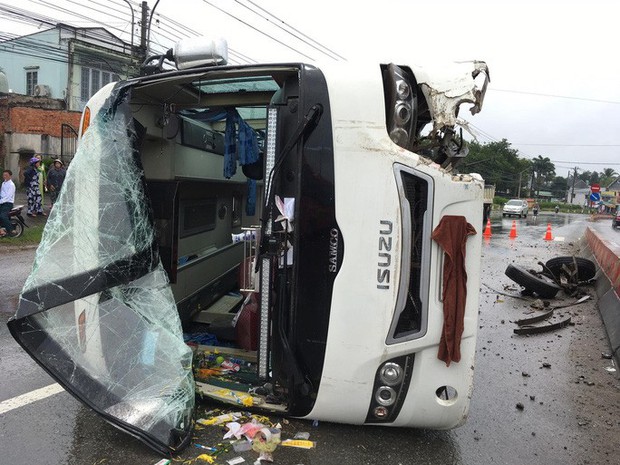Kinh hoàng cảnh tượng xe khách văng bánh, lật nhào, 26 hành khách kêu cứu - Ảnh 3. Kinh hoàng cảnh tượng xe khách văng bánh, lật nhào, 26 hành khách kêu cứu - Ảnh 3.
